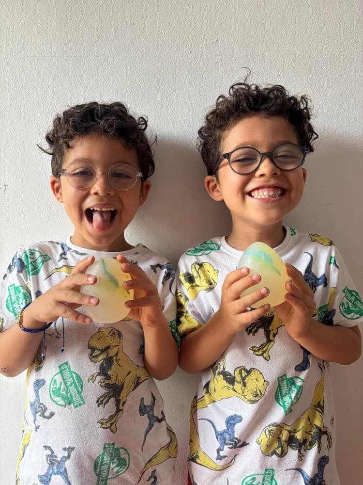 Ezio y Maelo, los hermanos fundadores de DinoBoom, con sus huevos mágicos